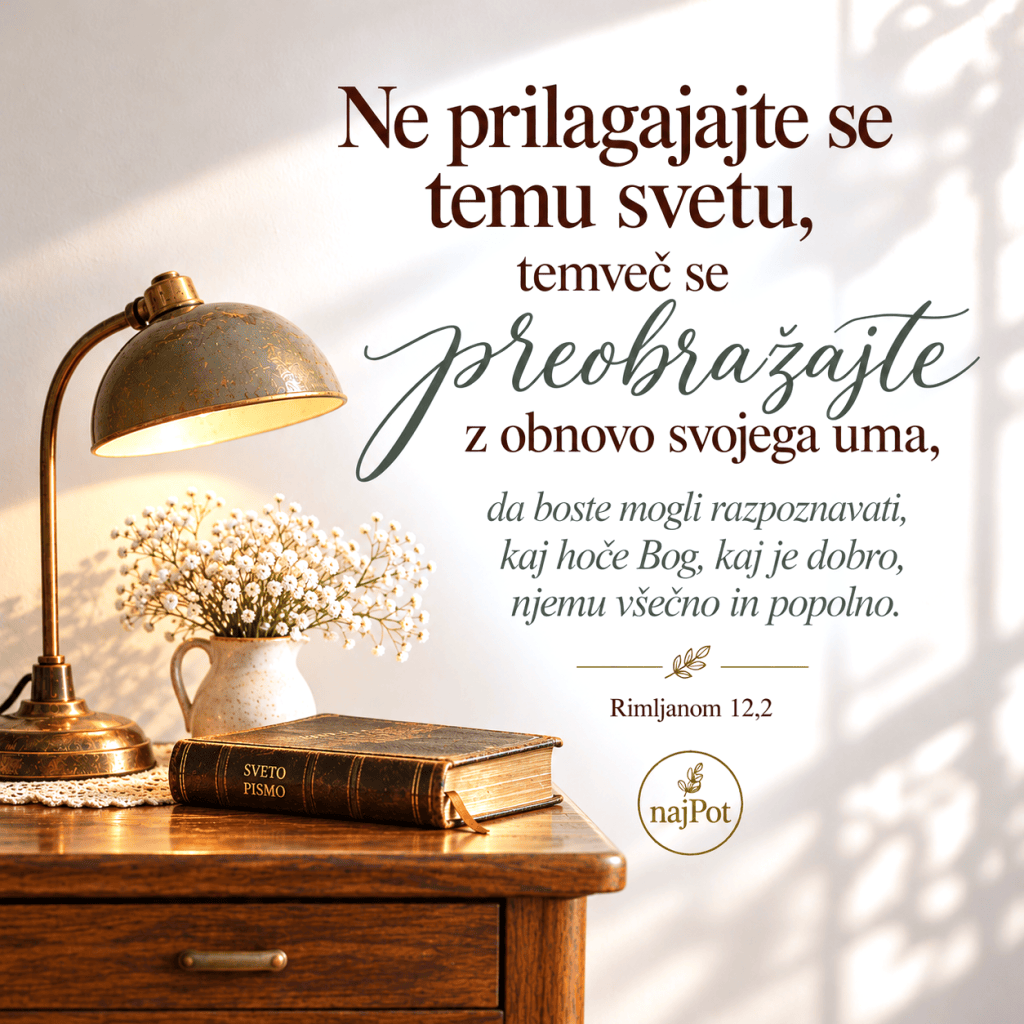 Tlačna svetilka na lesenem mizici ob knjigi Sveto pismo in cvetličnem aranžmaju.
